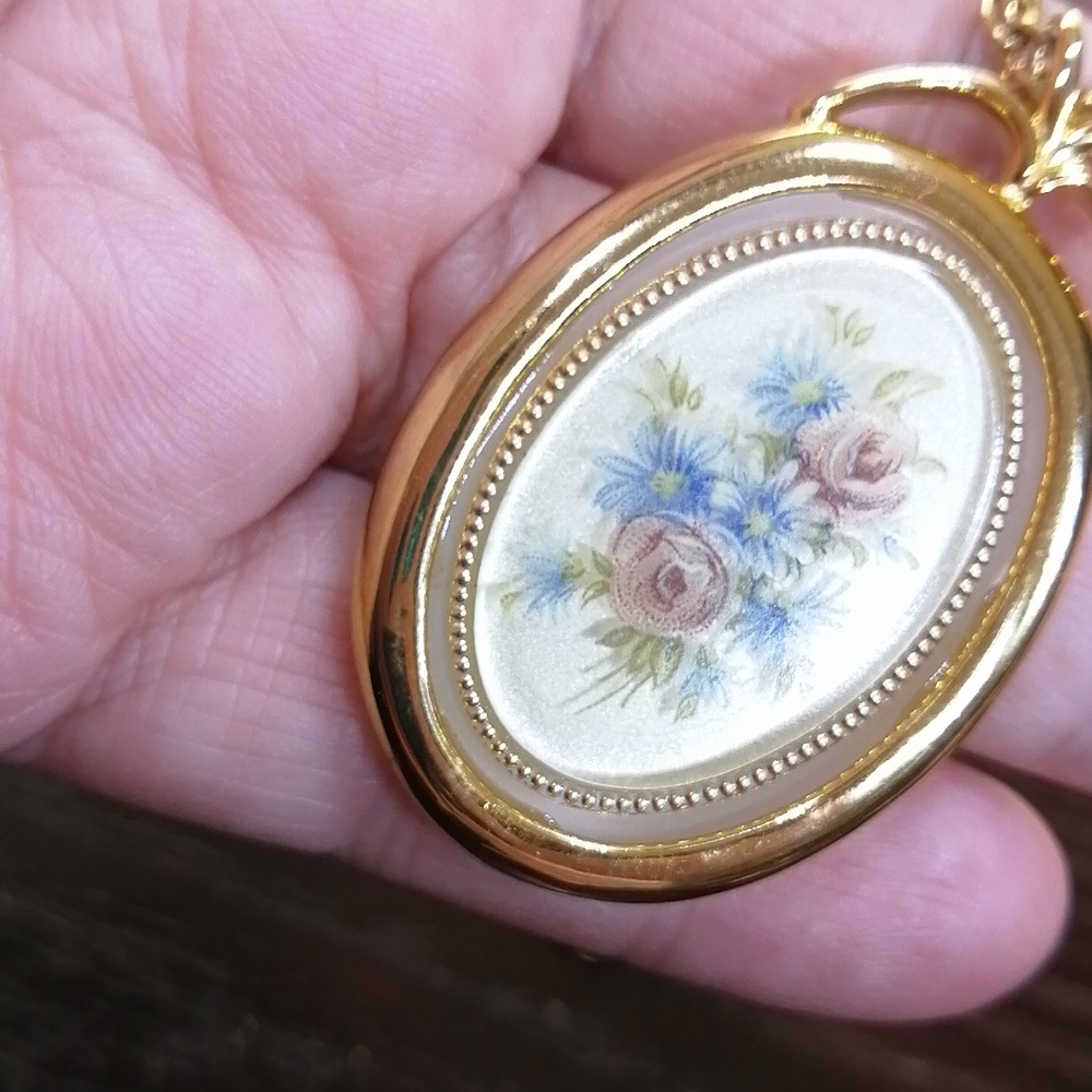 Gorgeous Vintage Gold Tone Oval Floral Pendant Necklace 24" Long